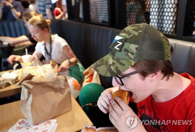 햄버거를 한입 크게 베어 무는 소년(기사와 직접 관련 없음). 연합뉴스 자료사진