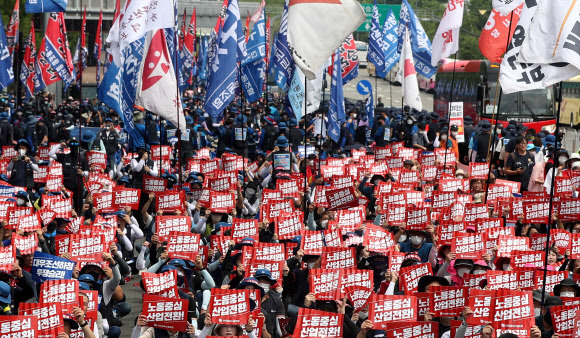 - 20일 오후 경남 거제시 아주동 대우조선해양 옥포조선소 정문 인근에서 열린 금속노조 총파업 결의대회에서 참석자가 구호를 외치고 있다. 거제=연합뉴스