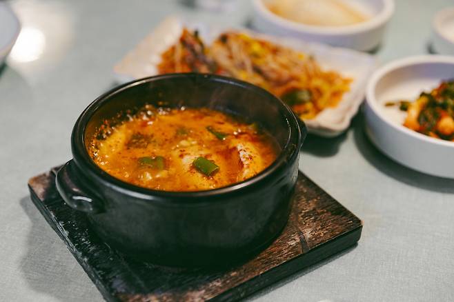 기본 상차림에 포함된 순두부찌개도 고도식의 큰 매력이다
