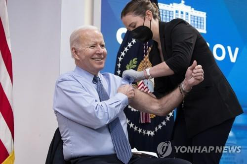 코로나19 '2차 부스터샷' 공개 접종하는 바이든 [EPA 연합뉴스 자료사진]