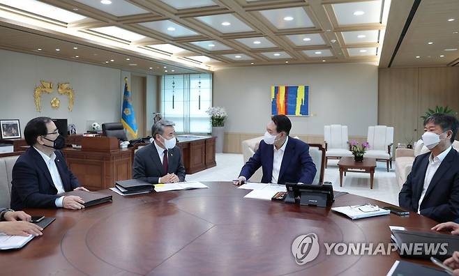 국방부 업무보고 받는 윤석열 대통령 (서울=연합뉴스) 서명곤 기자 = 윤석열 대통령이 22일 오전 서울 용산 대통령실 청사에서 이종섭 국방부 장관으로부터 부처 업무보고를 받고 있다. 왼쪽부터 김성한 안보실장, 이종섭 장관, 윤 대통령, 김대기 비서실장.  2022.7.22 [대통령실 제공, 재판매 및 DB 금지] seephoto@yna.co.kr