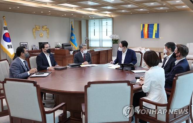 국방부 업무보고 받는 윤석열 대통령 (서울=연합뉴스) 서명곤 기자 = 윤석열 대통령이 22일 오전 서울 용산 대통령실 청사에서 이종섭 국방부 장관으로부터 부처 업무보고를 받고 있다. 왼쪽부터 시계방향으로 김태효 국가안보실 1차장, 김성한 안보실장, 이종섭 장관, 윤 대통령, 김대기 비서실장, 신인호 국가안보실 2차장, 강인선 대변인.  2022.7.22 [대통령실 제공, 재판매 및 DB 금지] seephoto@yna.co.kr