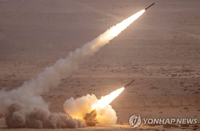 우크라가 미국에서 지원받은 장거리 다연장포 HIMARS 발사 [AFP 연합뉴스 자료사진. DB 및 재판매 금지]