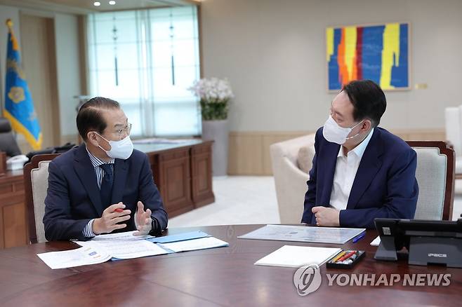 통일부 업무보고 받는 윤석열 대통령 (서울=연합뉴스) 서명곤 기자 = 윤석열 대통령이 22일  서울 용산 대통령실 청사에서 권영세 통일부 장관으로부터 부처 업무보고를 받고 있다.  2022.7.22 [대통령실 제공, 재판매 및 DB 금지] seephoto@yna.co.kr