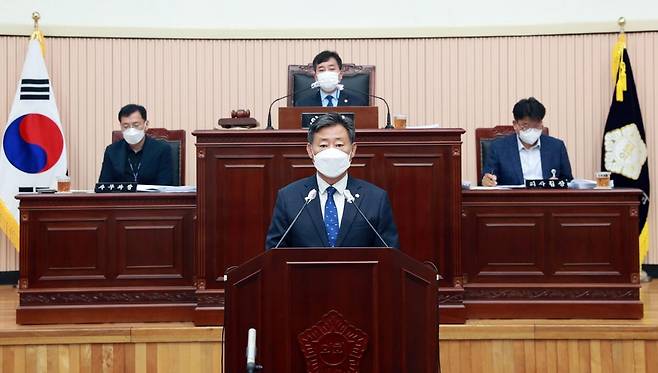 구리시의회, 공공임대주택 분양전환 기준 개선 촉구 (구리=연합뉴스) 신동화 경기 구리시의원이 22일 공공임대주택 분양전환가 개선 촉구 건의문에 대해 설명하고 있다. 2022.7.22 [구리시의회 제공. 재판매 및 DB 금지]