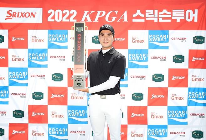 우승 트로피를 들어 보이는 최영준 [KPGA 제공. 재판매 및 DB 금지]