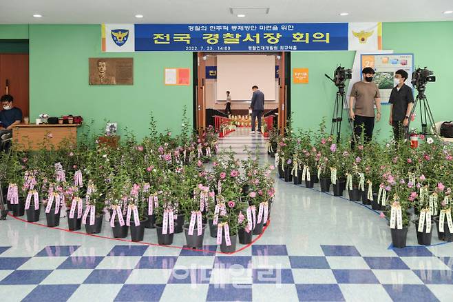 전국 경찰서장 회의가 열린 23일 충남 아산 경찰인재개발원 최규식홀 앞에 회의 개최를 지지하는 무궁화 화분이 놓여져 있다.(사진=공동취재단)(사진=공동취재단)