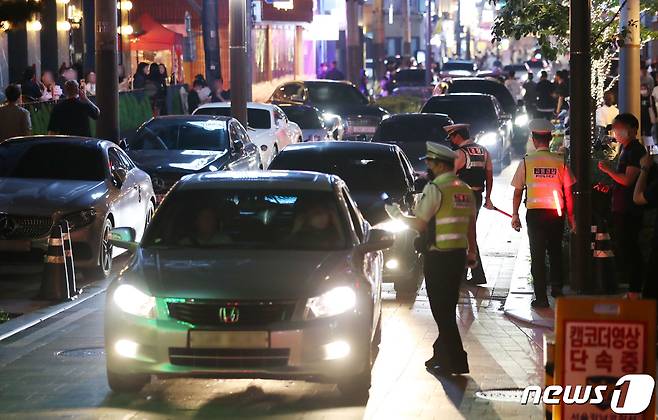 22일 오후 서울 강남구 압구정로데오거리 일대에서 경찰관이 차량 및 오토바이 등 운전자를 대상으로 음주운전 특별 단속을 하고 있다. 2022.7.22/뉴스1 © News1 구윤성 기자