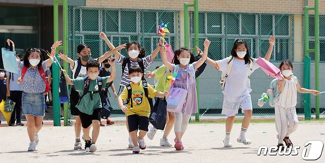 일선 초등학교들이 여름 방학을 맞은 15일 서울 중구 청구초등학교에서 방학식을 마친 학생들이 즐거운 마음으로 하교하고 있다. 2022.7.15/뉴스1 © News1 조태형 기자