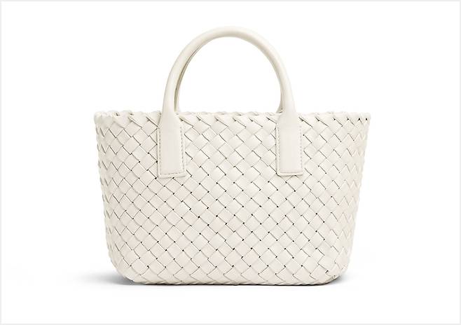 BOTTEGA VENETA WARDROBE 04 MINI CABAT. 보테가 베네타(BOTTEGA VENETA) 미니 까바백 초크 (사진제공 : 보테가 베네타)