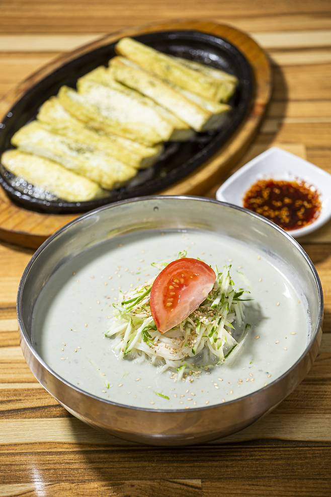 직접 농사지어 수확한 콩으로 매일 두부를 만드는 '청이랑 콩이랑'의 여름 별미 '서리태 콩국수'. 콩국물은 구수한 맛보다는 멋 부리지 않은 담백한 맛이다. / 김종연 영상미디어 기자