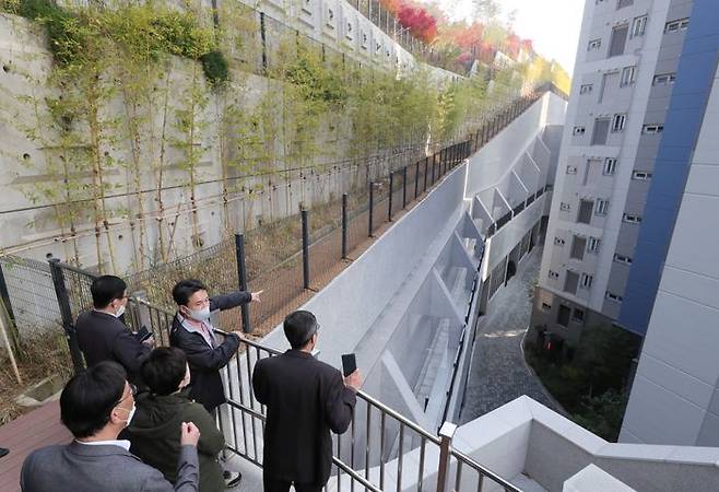 경기도 성남시 백현동의 이른바 '옹벽 아파트'를 지난해 11월 국민의힘 관계자들이 찾아 현장을 둘려보고 있다. ⓒ국회사진취재단