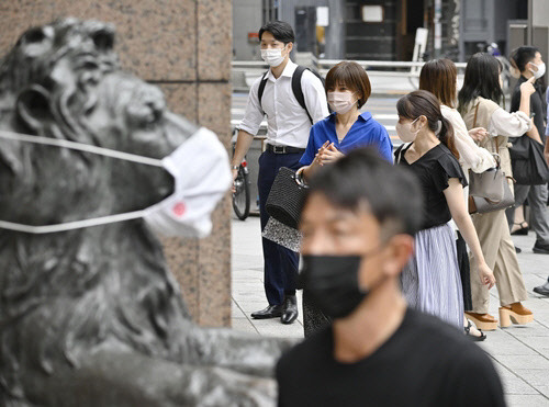 일본 도쿄 긴자 거리를 행인들이 마스크를 착용하고 걸어가고 있다. 교도 연합뉴스