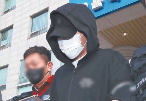 인하대학교에서 동급생을 성폭행한 뒤 건물에서 추락해 숨지게 한 혐의를 받는 남학생이 22일 검찰로 송치되고 있다. [뉴스1]