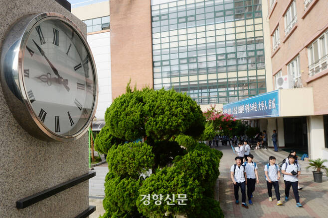 경기도의 한 고등학교 학생들이 오전9시가 가까운 시간에 등교하고 있다. 강윤중 기자