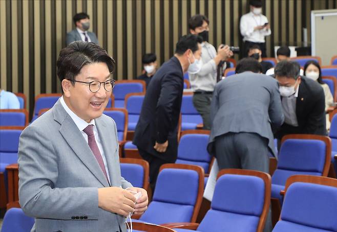 권성동 국민의힘 당대표 직무대행 겸 원내대표가 22일 국회 본청에서 열린 의원총회에 참석해 밝게 웃고 있다. [연합]