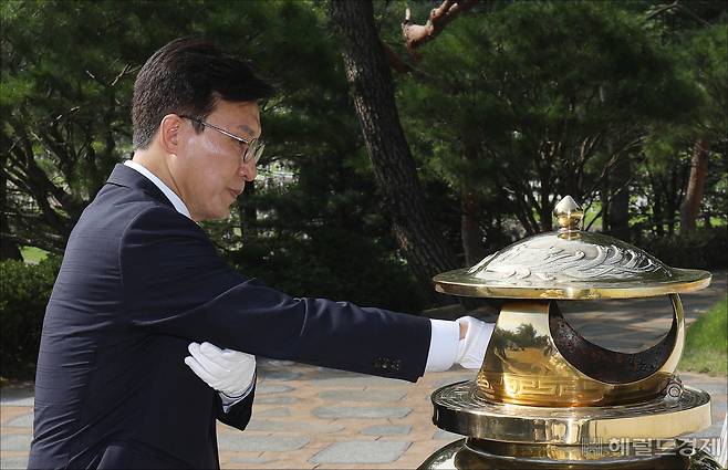 당대표 출마에 나선 김민석 더불어민주당 의원이 18일 오전 서울 동작구 국립서울현충원 김대중 대통령 묘소를 찾아 참배를 하고 있다. 이상섭 기자