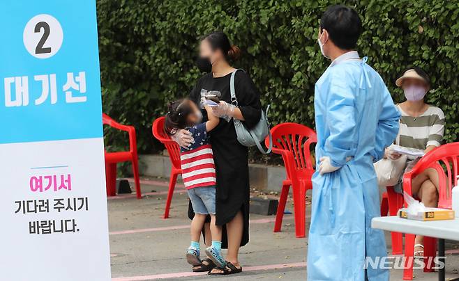 [서울=뉴시스] 권창회 기자 = 지난 22일 오후 서울 노원구 노원구민의전당 주차장 내 설치된 임시선별검사소에서 시민들이 검사를 받기 위해 대기하고 있다. 2022.07.22. kch0523@newsis.com