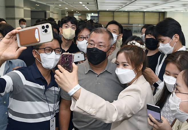 [서울=뉴시스] 정의선 현대차그룹 회장이 16일 서울 양재동 현대자동차 본사에서 열린 '마음 상담 토크 콘서트'에 참석한 뒤 직원들과 기념촬영을 하고 있다. 현대자동차는 이날 임직원 대상으로 마음 상담 토크 콘서트를 진행했다. (사진=현대자동차 제공) 2022.06.16. photo@newsis.com *재판매 및 DB 금지