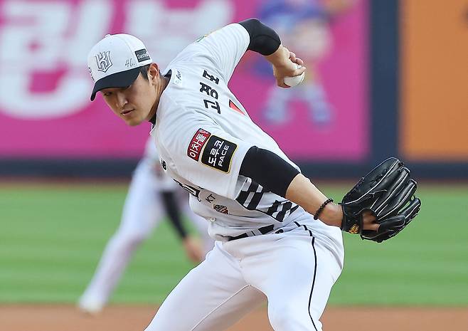 올해 한국 프로야구 최고의 이닝이터인 고영표는 사이드암 투수다. ⓒ연합뉴스