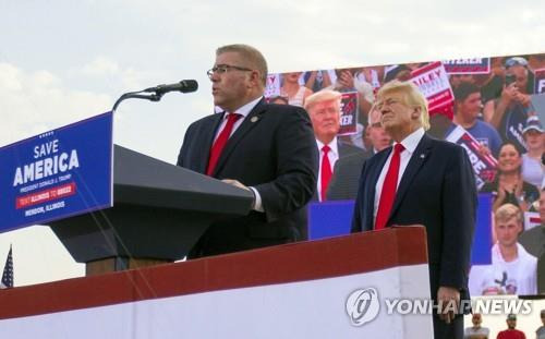 지난달 일리노이주 대런 베일리 후보의 예비선거 지원에 나선 트럼프(오른쪽) [AP 연합뉴스 자료사진. 재판매 및 DB 금지]