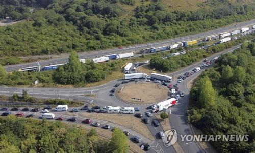 영국 도버항으로 향하는 차들 (포크스턴[영국 잉글랜드]=AP 연합뉴스) 23일(현지시간) 영국 도버항 앞에 프랑스로 향하는 페리를 타려는 차량 행렬이 늘어서 있다. 2022.7.23 photo@yna.co.kr [재판매 및 DB 금지]