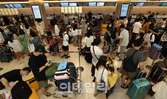 본격 휴가철이 시작된 24일 서울 강서구 김포공항 국내선을 찾은 여행객들로 붐비고 있다. (사진=이영훈 기자)