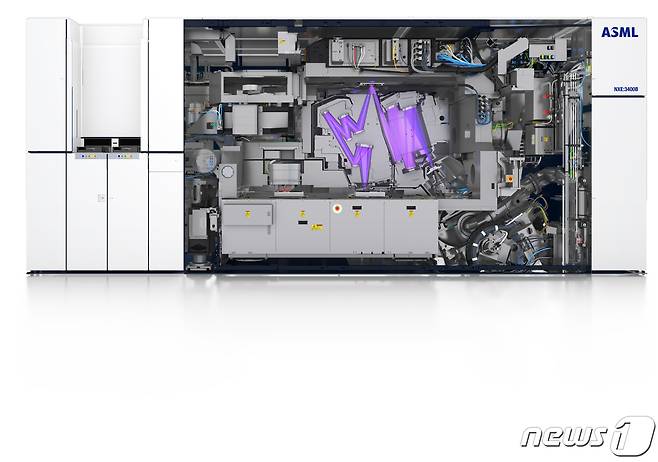 네덜란드 반도체 제조장비 업체 ASML이 생산하는 EUV(극자외선) 노광장비 (사진은 기사 내용과 직접적인 관련이 없음). © 뉴스1