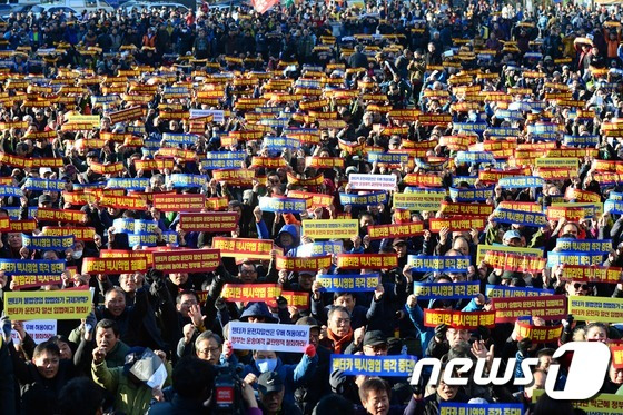 전국택시노동조합연맹 서울지역본부를 비롯한 서울지역 택시 4개 단체 조합원 3000여명이 18일 오후 서울광장에서 열린 '서울택시 생존권 사수 결의대회'에서 우버서비스 등 불법 유상 운송행위에 대한 정부와 지방자치단체의 강력한 단속을 요구하는 구호를 외치고 있다. 2014.11.18/뉴스1 ⓒ News1 한재호 기자