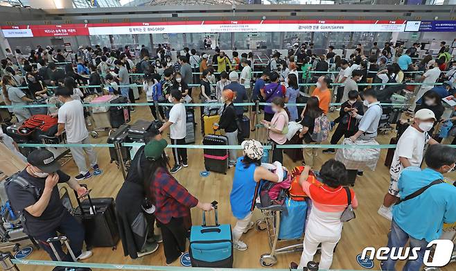 24일 인천국제공항 제1여객터미널에서 해외로 출국하려는 관광객들이 인파를 이루고 있다. 인천국제공항공사는 올 하계 성수기 기간인 7월 22일부터 8월 10일까지 20일 동안 약 171만 명, 일평균 기준 8만6000여 명의 여객이 인천공항을 이용할 것으로 예측했다. 이는 지난해 하계성수기 기간 총 여객 대비 약 7배 이상 증가한 수치다. 2022.7.25/뉴스1 © News1 장수영 기자