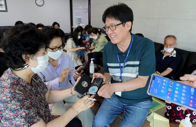 임만식 씨가 경기도 용인시 롯데캐슬레이시티 경로당에서 어르신 학생들을 대상으로 스마트폰 활용법을 강의하고 있다. 이훈구 기자 ufo@donga.com