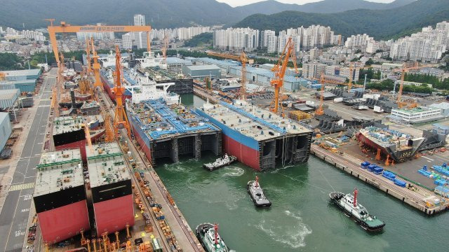 23일 오후 경남 거제시 대우조선해양 옥포조선소 1독에서 30만 t급 초대형 원유운반선이 작업 중단 5주일 만에 성공적으로 진수되고 있다. 대우조선해양 제공