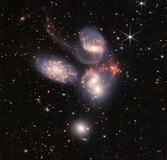 두 개의 은하(Galaxy)가 충돌하고 있는 스테판 5중주(Stephan’s Quintet). 제임스웹우주망원경이 찍었다. [사진=NASA]