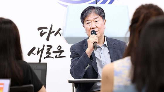 김대기 대통령비서실장이 24일 오후 서울 용산 대통령실 청사에서 열린 기자간담회에서 현안 관련 발언을 하고 있다. 연합뉴스