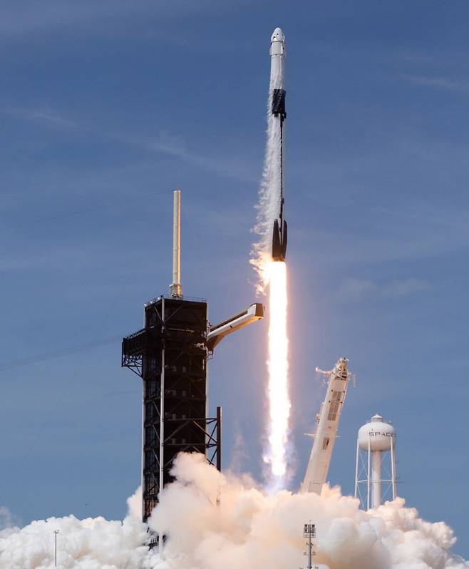 지난해 5월30일(현지시간) 민간우주기업 스페이스X의 ‘팰컨9’ 로켓이 미국 플로리다주 케네디우주센터에서 발사되고 있다. 미국 항공우주국(NASA) 제공