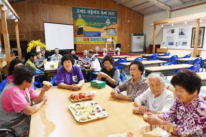 교인들이 저녁 예배 후 간식을 나누며 귀츨라프 축제 준비에 대해 이야기를 나누고 있다.