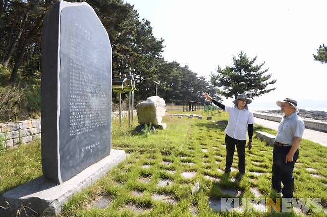 고대도 선교센터장 박상석 목사(사진 좌측)가 선교 기념비에 대해 설명하고 있다.