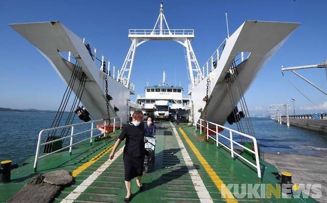 고대도 선착장에 도착한 배에서 주민들이 하선하고 있다.김동일 보령시장은 “칼 귀츨라프의 역사적 발자취를 재조명하고, 고대도를 선교 테마 관광도서로 개발하기 위해 다양한 노력을 기울이겠다”고 말했다.