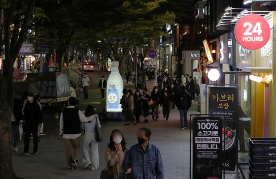 간판에 불이 켜진 홍대거리가 시민들로 붐비고 있다. /사진=뉴스1