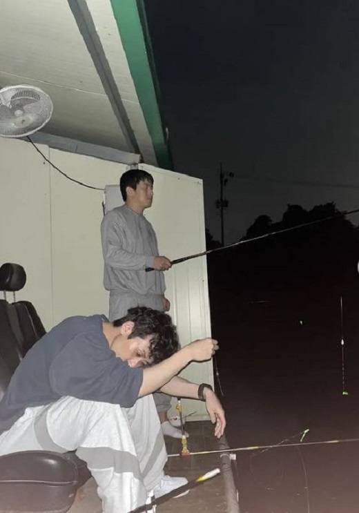Comicist Gian84 enjoyed a night fishing with singer and composer Code Kunst.On the 24th, Kian84 posted a number of photos on the Instagram, saying, I am going to go fishing at night, and Cocoon wants me to take him.In the photo, Kian84 and Code Kunst shared the fishing rods one by one and enjoyed their leisure.In another photo, a code kunst boasting a fish caught in front of the front and a kian84 relaxing in a comfortable posture were realistically laughed.The netizens responded that it will fly with steam and this is romantic, and Gag Woman Park Na-rae attracted attention by pressing Like on the post.On the other hand, Kian84, Code Kunst, and Park Na-rae are appearing on MBC I live alone.