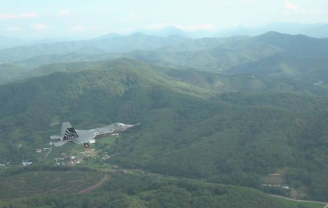 한국형전투기 KF-21 보라매가 19일 오후 4시 13분 역사적인 최초비행을 위해 이륙하는 모습. [헤럴드DB]
