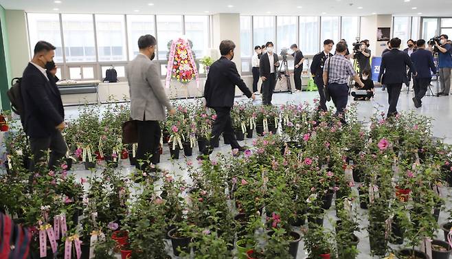 23일 오후 충남 아산 경찰인재개발원에서 열린 전국 경찰서장 회의를 마친 총경급 간부 참석자들이 회의장 밖으로 나오고 있다. 연합뉴스