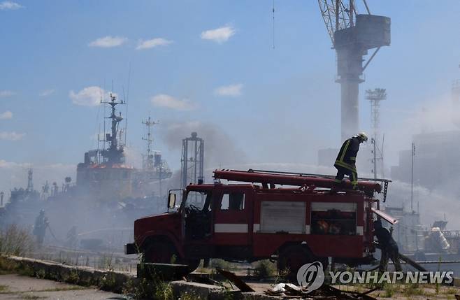 러시아 미사일 공격 받은 우크라이나 오데사 (오데사=로이터 연합뉴스) 우크라이나 남부 오데사에 23일(현지시간) 러시아군이 쏜 것으로 추정되는 미사일이 떨어져 연기가 나고 있다. 2022.7.24