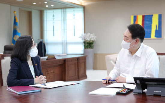 윤석열 대통령이 25일 서울 용산 대통령실 청사 집무실에서 김현숙 여성가족부 장관으로부터 부처 업무보고를 받고 있다.(사진=대통령실)