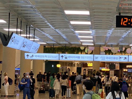 제주국제공항 국내선 대합실이 최근 여름 휴가철을 맞아 제주를 찾은 방문객들로 북적이고 있다. 최충일 기자