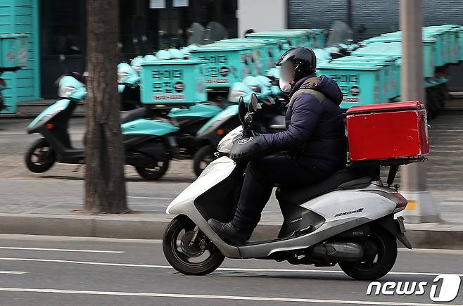 거리두기 해제에 따라 배달 수요가 줄어들면서 배달의민족, 쿠팡이츠, 요기요 등 배달앱 업체가 이용자 수 감소를 겪고 있다. (뉴스1DB) © News1 박세연 기자