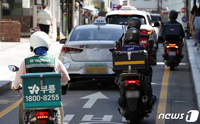 라이더들이 서울 시내의 한 거리에서 점심식사를 배달하고 있다. (뉴스1DB) © News1 이승배 기자