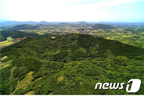 제주도 세계자연유산본부는 오는 28일부터 8월1일까지 5일간 제13회 세계자연유산 거문오름 국제트레킹'을 개최한다고 25일 밝혔다. 행사기간 평소에는 일반에 공개하지 않는 용암길을 예약없이 무료로 탐방할 수 있다. 거문오름 전경. © News1