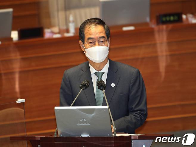 한덕수 국무총리가 25일 오후 국회 본회의장에서 열린 정치·외교·통일·안보 분야 대정부질문에서 박범계 더불어민주당 의원의 질문에 답하고 있다. (공동취재) 2022.7.25/뉴스1 © News1 허경 기자