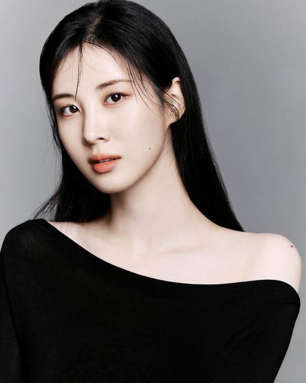 Girls Generation member and actor Seohyun has released a new profile photo.Seohyun posted a new profile photo on Instagram on Saturday.In the new photo, Seohyun produced a sophisticated visual wearing a simple design costume that reveals his shoulders.He boasted an amazing proportion and a simple beauty with a black suit, and he showed a pure charm with a white shirt and a gentle eye.Meanwhile, Seohyun is appearing on KBS2 drama Jinxs Couple.